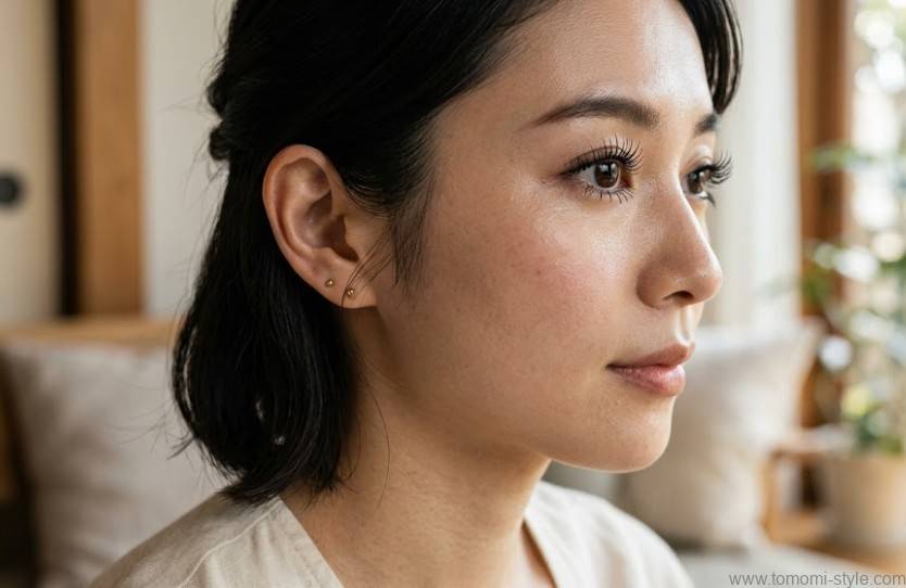 マスカラを塗った後の、パーフェクトにカールされ長く綺麗にセパレートした黒マスカラのまつ毛を見せる若い日本人女性