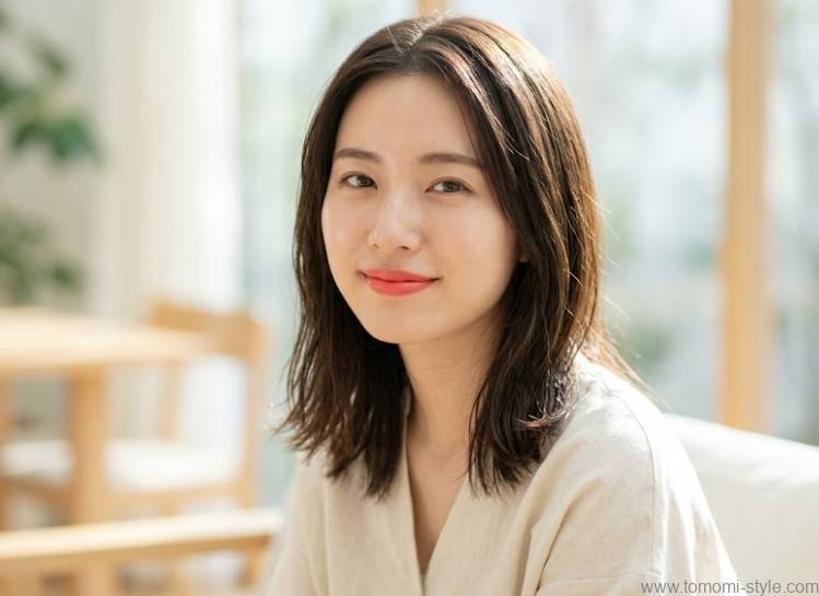 20代前半の美しい日本人女性。健康的で愛らしい表情を浮かべ、イエベ・ブルベのどちらの肌色にも馴染むコーラルピンクのリップを纏っています。